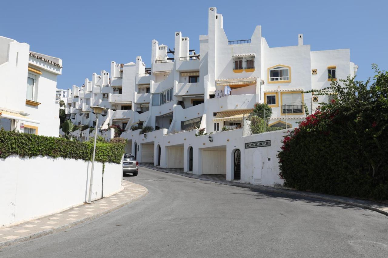 082 - Stunning Sea Views Beachfront Apartment ベナルマデナ エクステリア 写真
