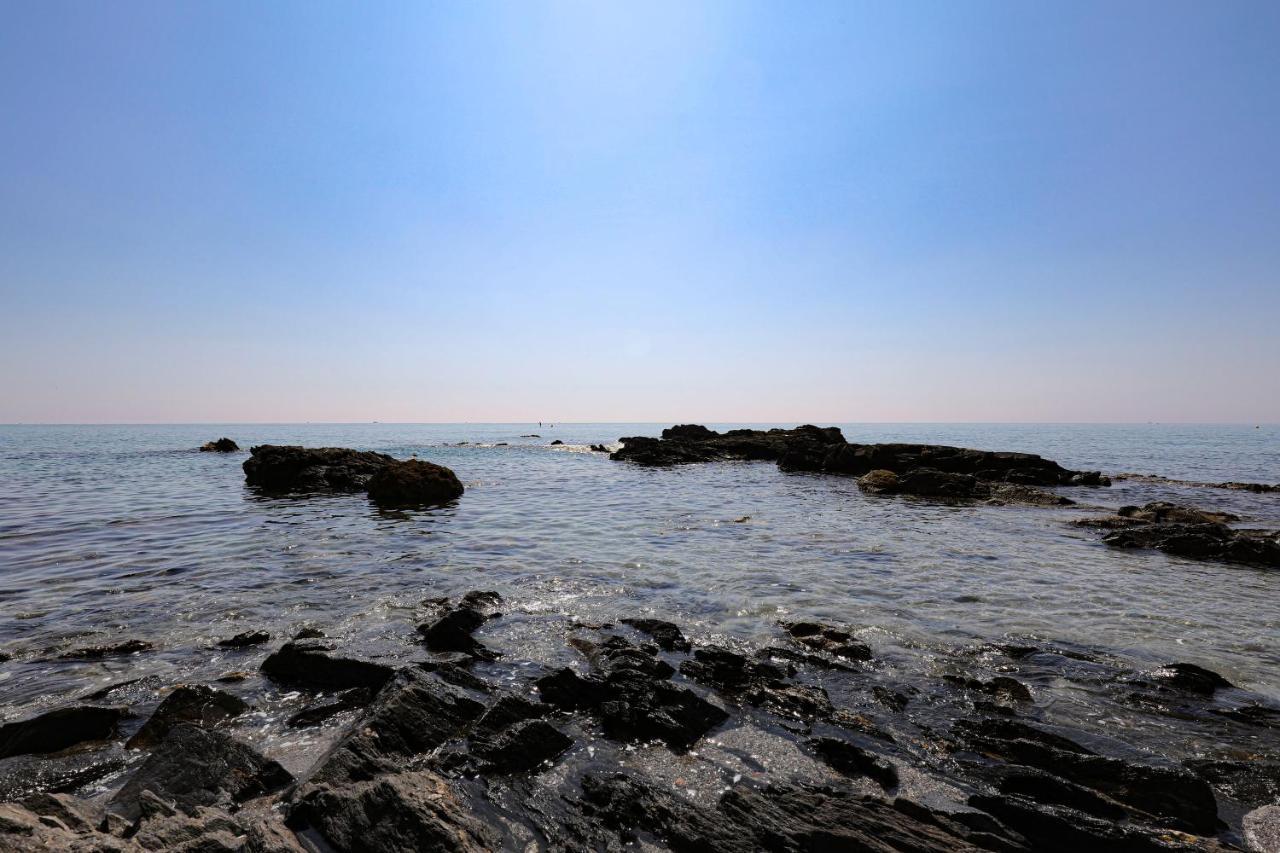 082 - Stunning Sea Views Beachfront Apartment ベナルマデナ エクステリア 写真