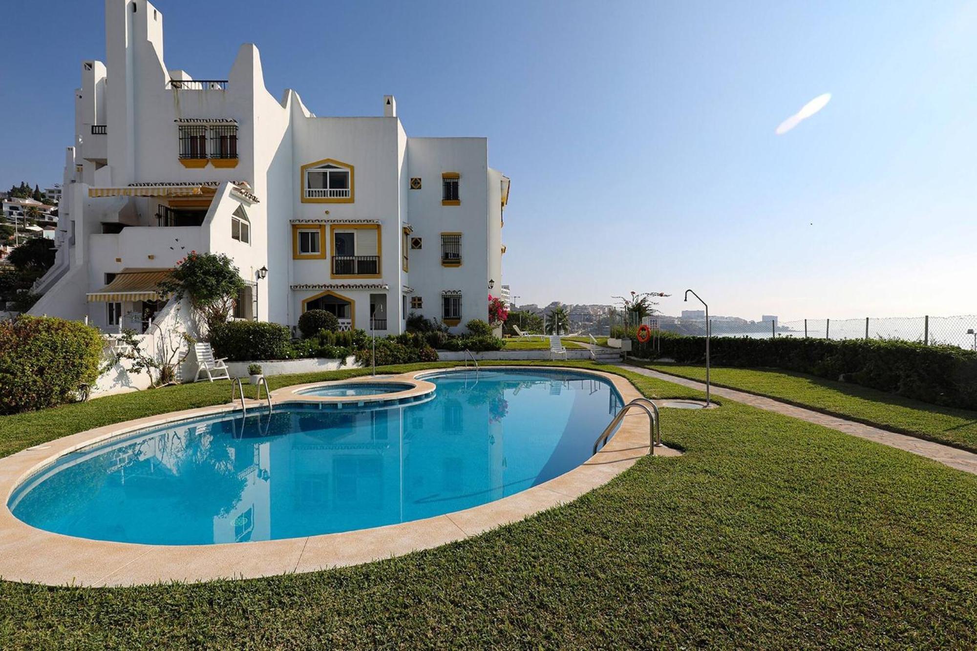 082 - Stunning Sea Views Beachfront Apartment ベナルマデナ エクステリア 写真