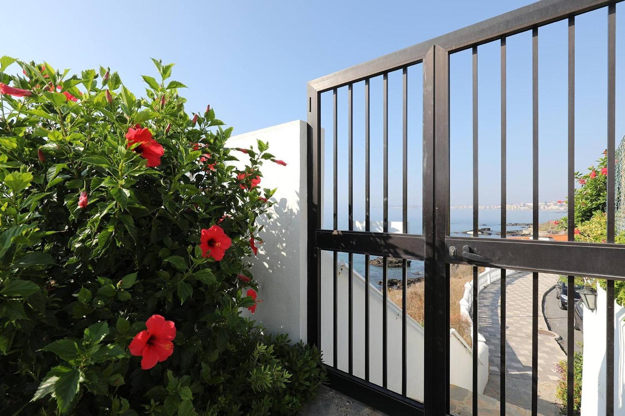 082 - Stunning Sea Views Beachfront Apartment ベナルマデナ エクステリア 写真