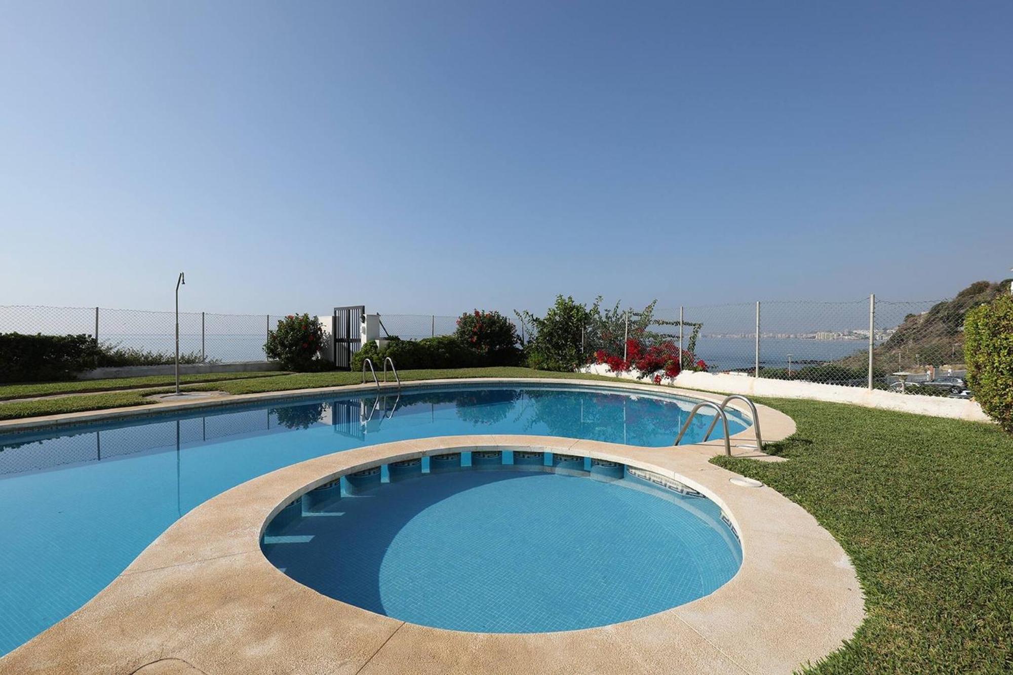 082 - Stunning Sea Views Beachfront Apartment ベナルマデナ エクステリア 写真
